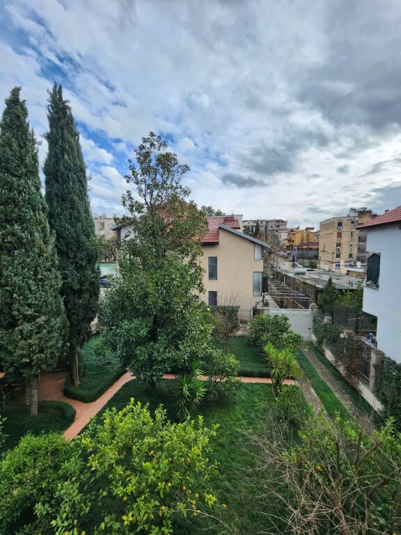 Jepet me Qera Kati 2 i një vile : 3+1+2wc &amp; 3 Bllk &amp; Oborr (📍Ish Tregu Elektrik - Kompleksi Grand )🔥 Gjelbërim &amp; Hapësirë maksimale ✨️ 75,000 Lekë / Muaji