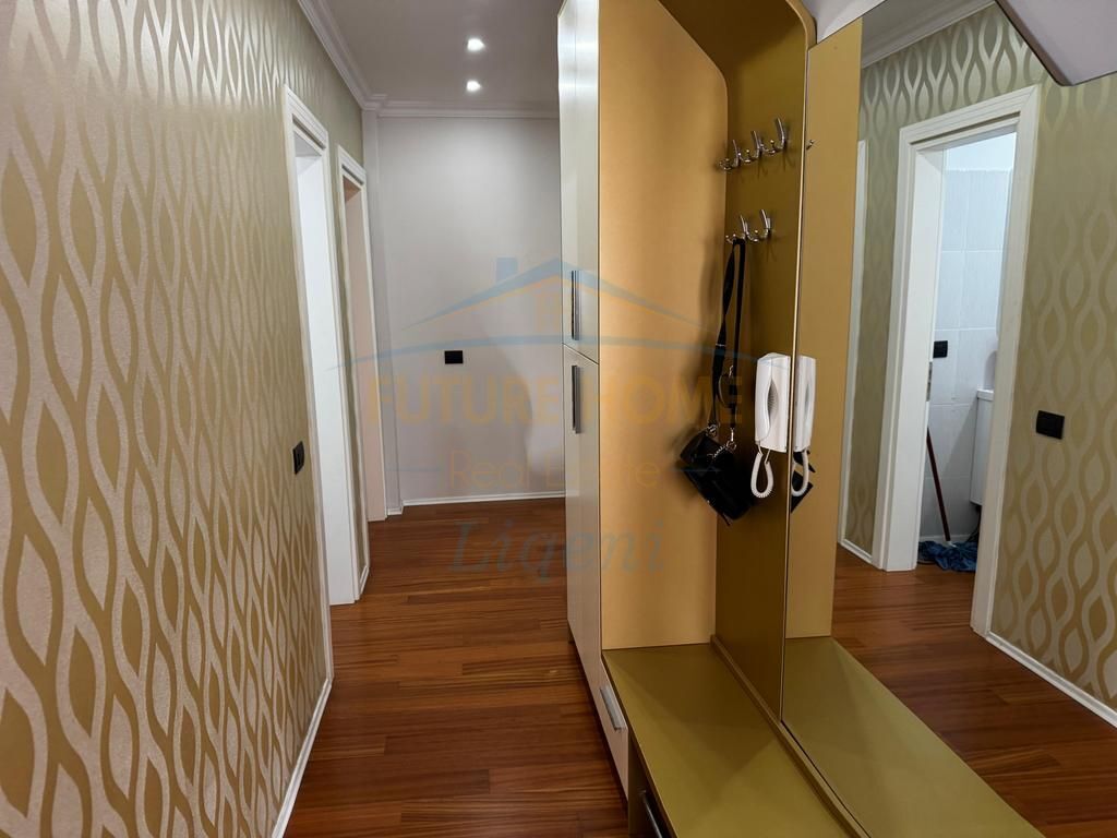 Shitet apartament 3+1+2 Liqeni i Thate