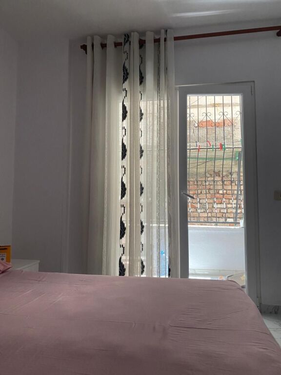 JEPET ME QERA APARTAMENT 2+1 pranë Farmacia 10, te Rruga e Dibrës.