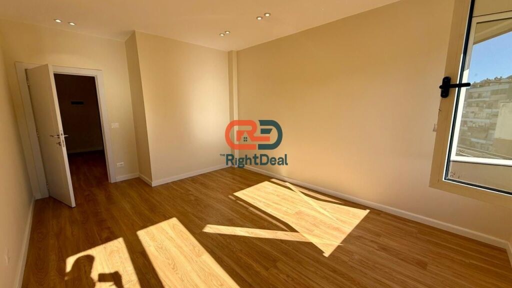 Tek Komuna E Parisit, Prane Cristal Center Shitet Apartament 1+1 Ideal Per Investim !