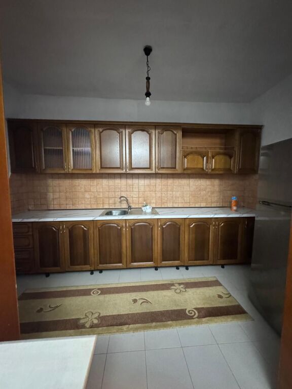 FOR RENT Entrance 2+1/Private house Laprake, near the Military Hospital 40,000 Leke/Month (1 parking space)
