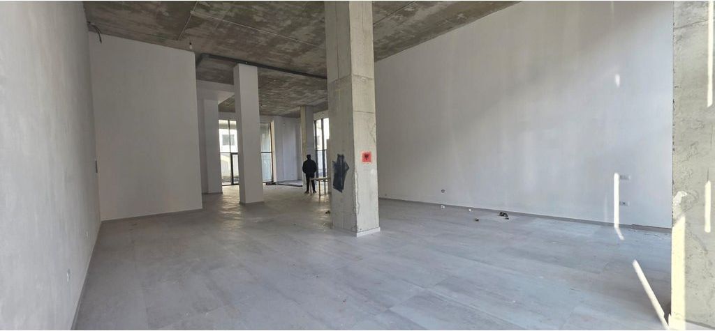 AMBIENT KOMERCIAL 200 M² ME VIZIBILITET MAKSIMAL