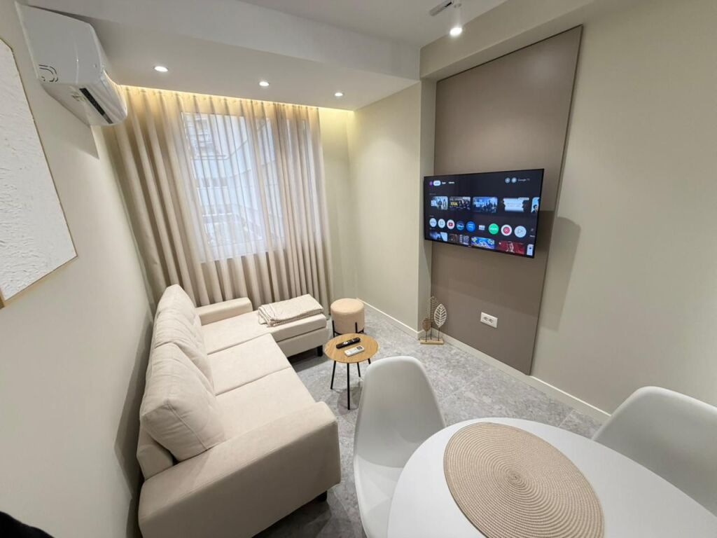 🏢 Shiten 2 Apartamente 1+1 (të ndara, shiten bashkë) 📍 Kryqëzimi i 21 Dhjetorit, Tiranë💶 Çmimi: 200.000 € (të dyja bashkë)