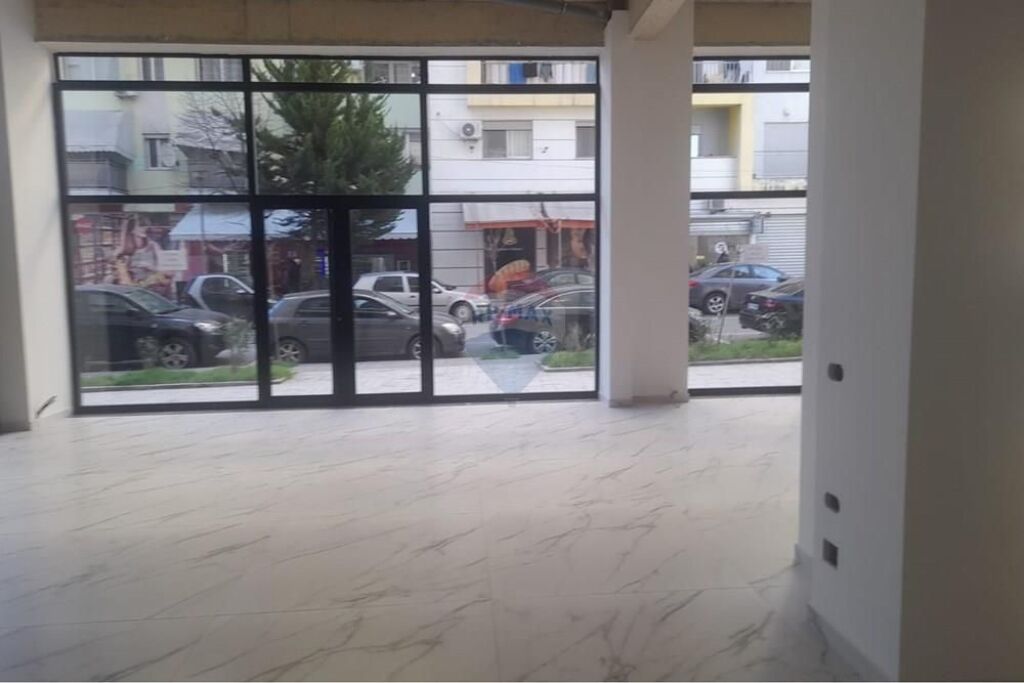 JEPET ME QIRA AMBIENT - ISH PARKU I AUTOBUZAVE