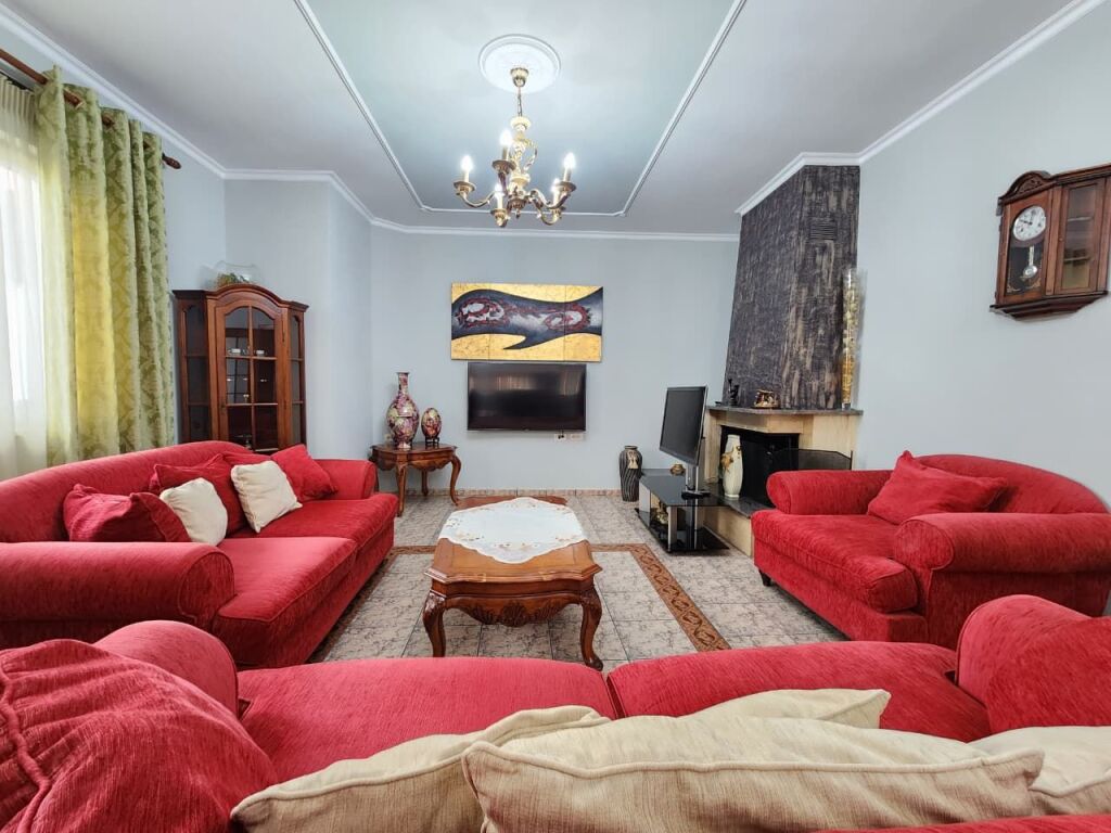 Jepet me Qera Kati 2 i një vile : 3+1+2wc &amp; 3 Bllk &amp; Oborr (📍Ish Tregu Elektrik - Kompleksi Grand )🔥 Gjelbërim &amp; Hapësirë maksimale ✨️ 75,000 Lekë / Muaji