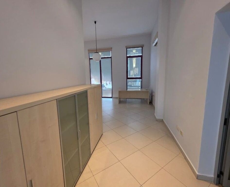 Shitet njesi komerciale buze rruge, Rruga e Dibres