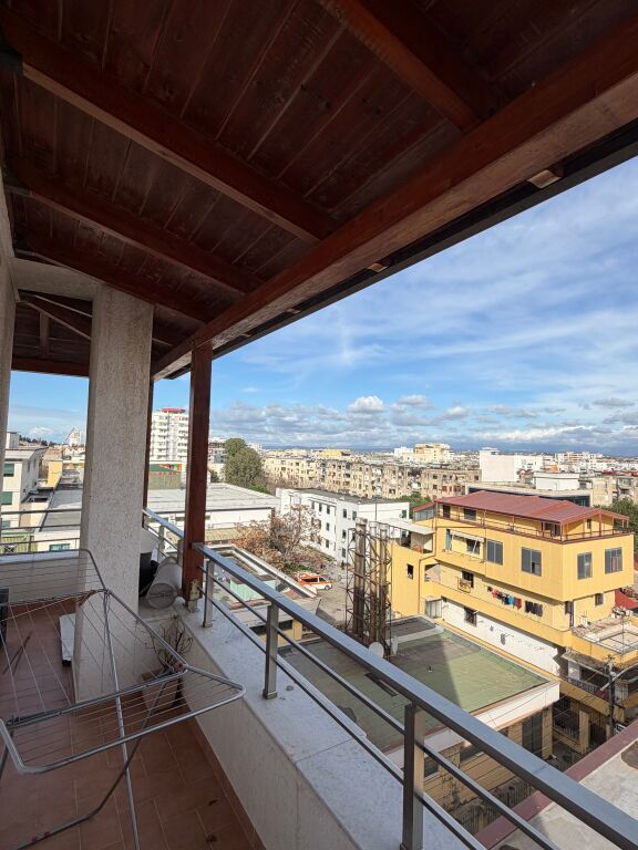 Jepet me qira apartament 2+1 + 2 tualete Tek Spitali ne Durres