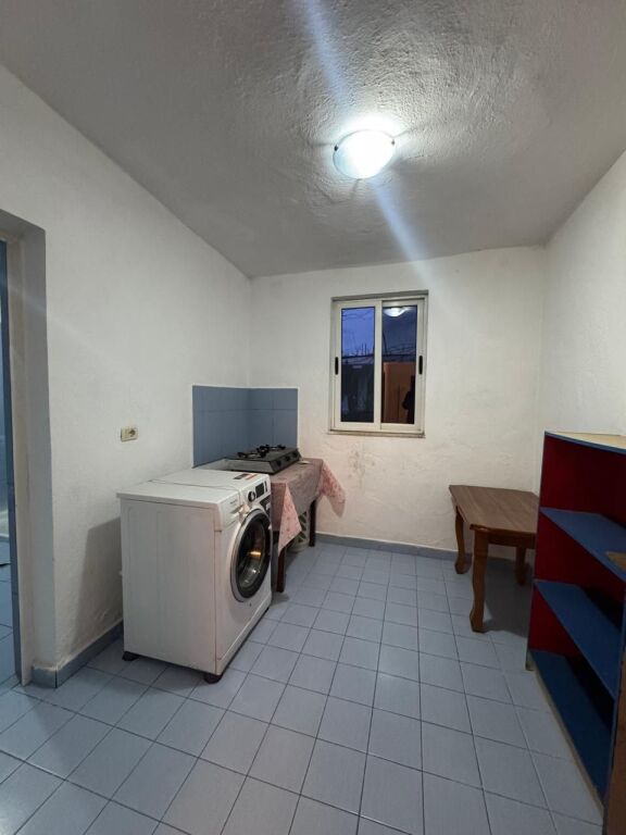 FOR RENT Entrance 2+1/Private house Laprake, near the Military Hospital 40,000 Leke/Month (1 parking space)
