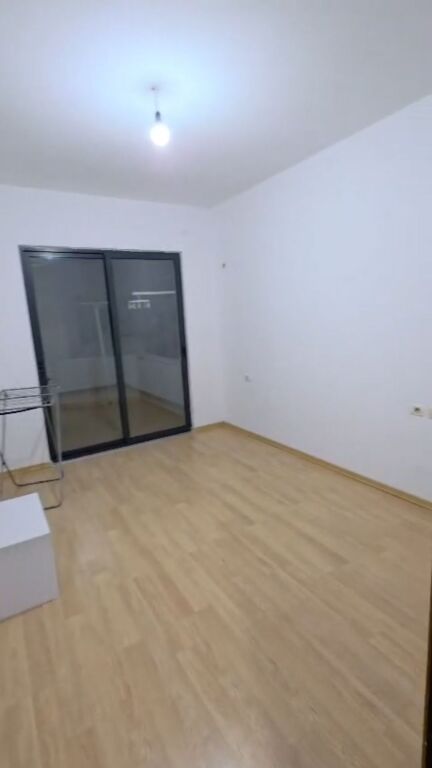 Astir , 2+1+2wc per qera bosh