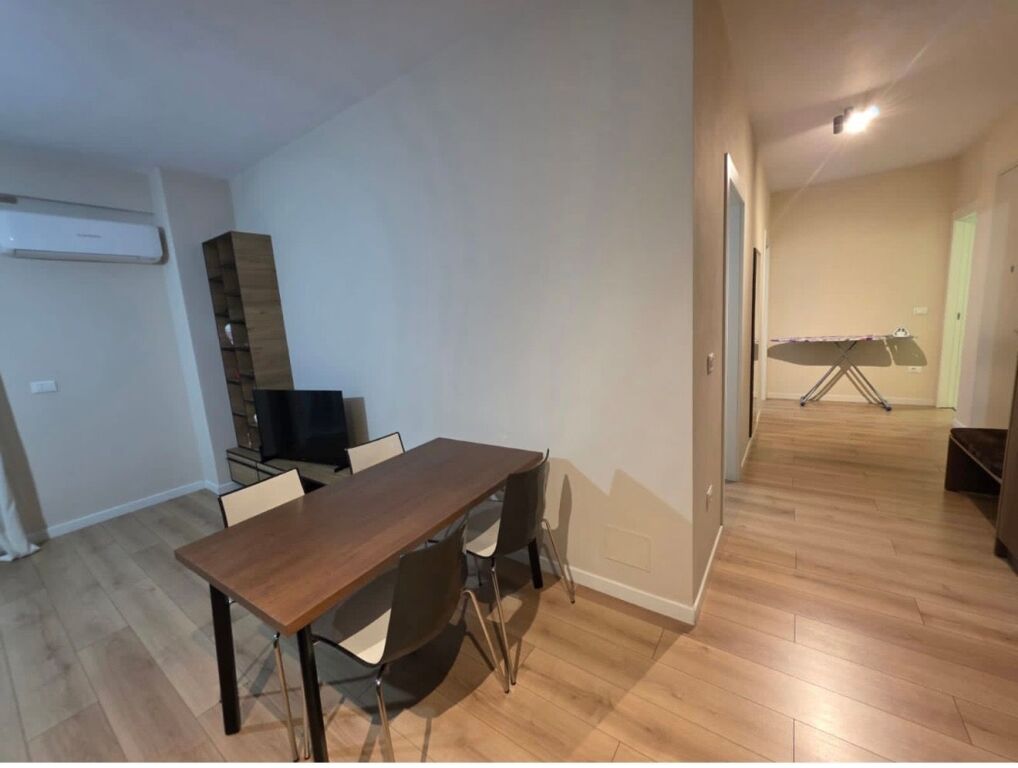 2+1,i mobiluar te foleja e gjelber,zog i zi,900 euro me taksa