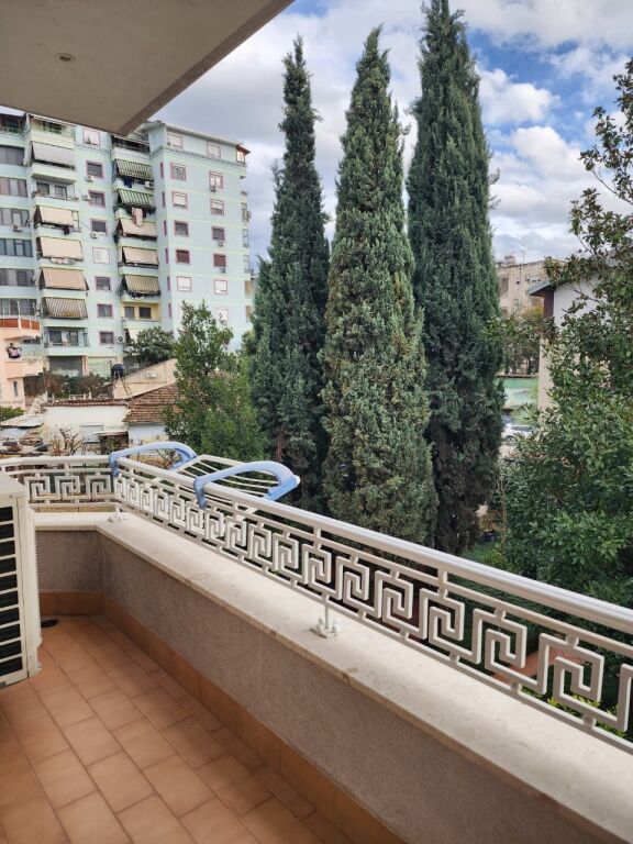 Jepet me Qera Kati 2 i një vile : 3+1+2wc &amp; 3 Bllk &amp; Oborr (📍Ish Tregu Elektrik - Kompleksi Grand )🔥 Gjelbërim &amp; Hapësirë maksimale ✨️ 75,000 Lekë / Muaji