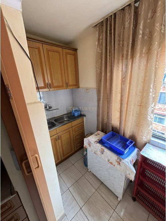 Shitet apartament 1+1 tek Ali Demi, pranë Shkolles 1 Maji. 100,000 €