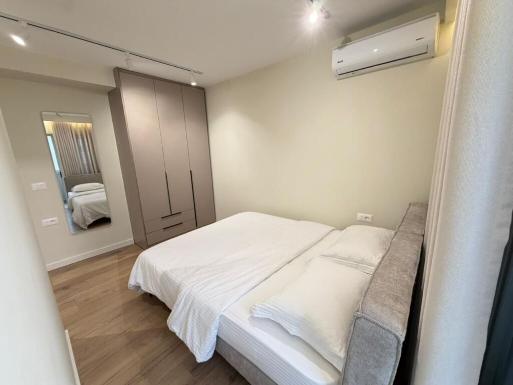 🏢 Shiten 2 Apartamente 1+1 (të ndara, shiten bashkë) 📍 Kryqëzimi i 21 Dhjetorit, Tiranë💶 Çmimi: 200.000 € (të dyja bashkë)