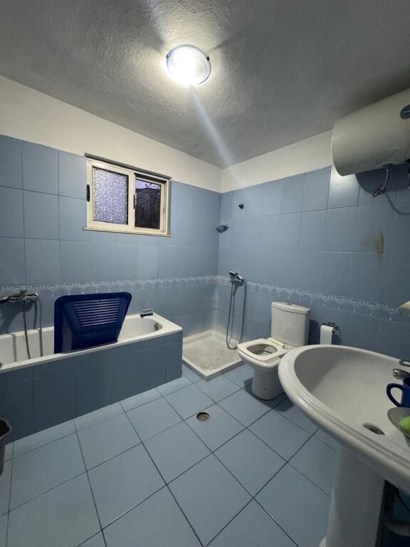 FOR RENT Entrance 2+1/Private house Laprake, near the Military Hospital 40,000 Leke/Month (1 parking space)
