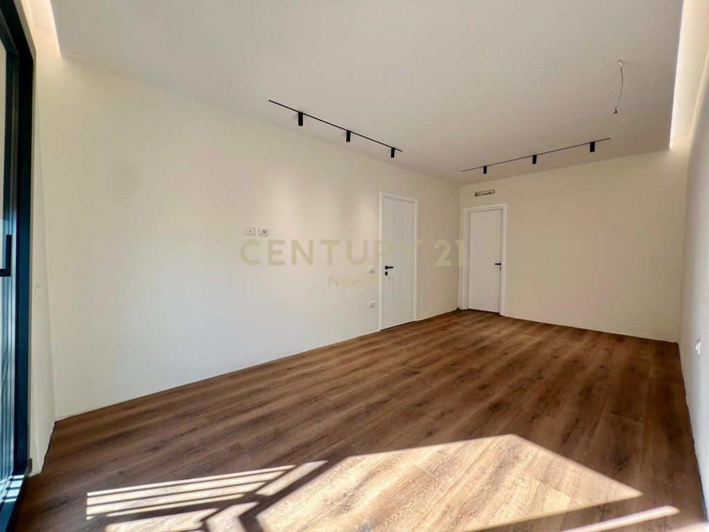 🏡 SHESIM – SUPER APARTAMENT 2+1+2 me POST PARKIMI | LIQENI THATË