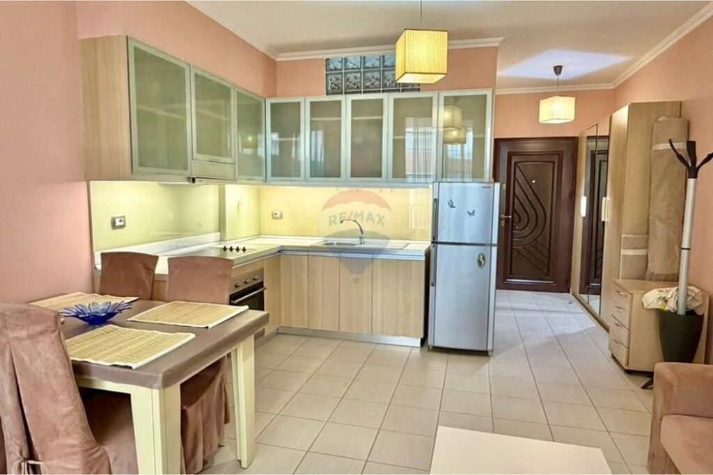 -Apartament 1+1 Parkim për Qira - Rruga Peti