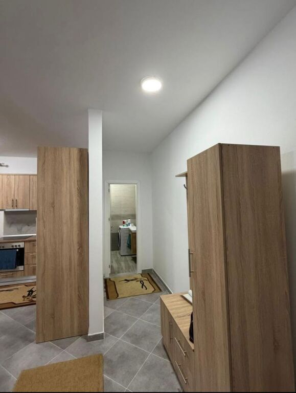 apartament 2+1 , 300 mi lek ne muaj afer shkolles neim babameto ne qender spitalle