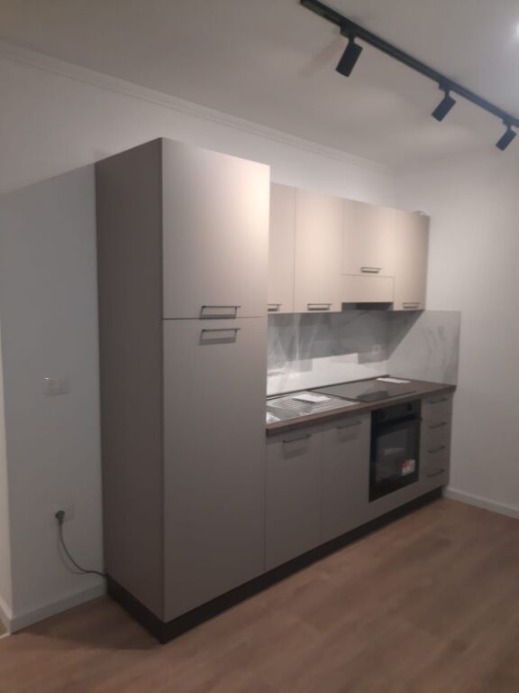 Apartament 1+1+Parking për qira në Shkozë.