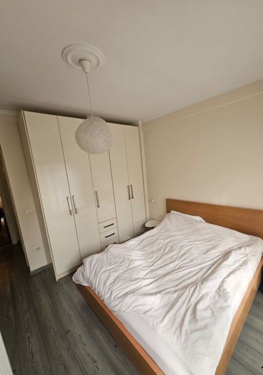 Prane Liqenit artificial i Tiranes- Apartament Modern 2+1+2 me Qira