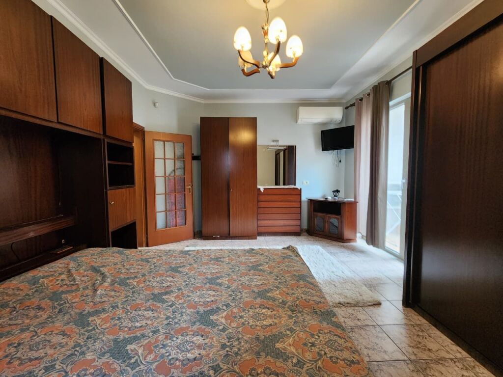 Jepet me Qera Kati 2 i një vile : 3+1+2wc &amp; 3 Bllk &amp; Oborr (📍Ish Tregu Elektrik - Kompleksi Grand )🔥 Gjelbërim &amp; Hapësirë maksimale ✨️ 75,000 Lekë / Muaji