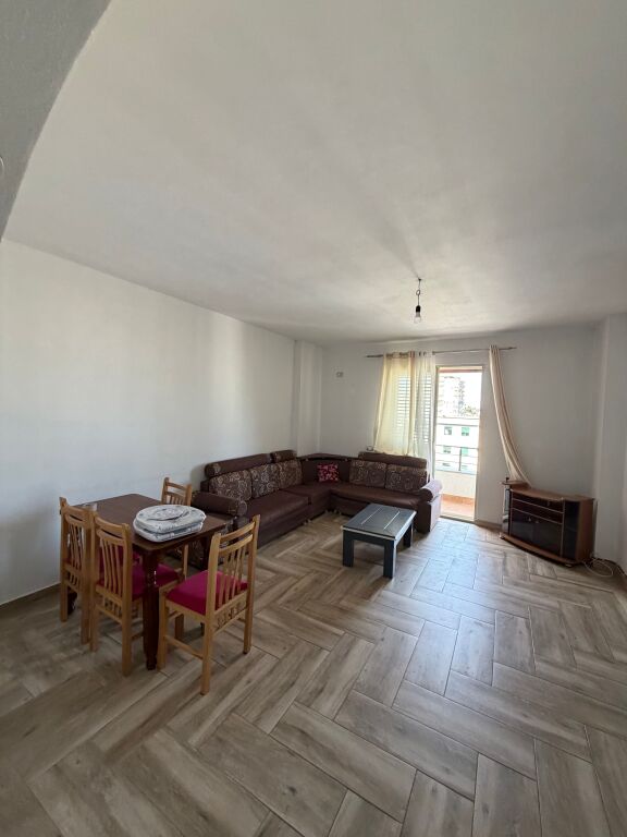 Jepet me qira apartament 2+1 + 2 tualete Tek Spitali ne Durres