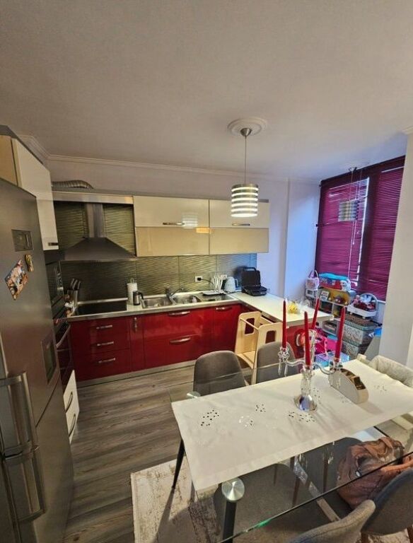 Prane Liqenit artificial i Tiranes- Apartament Modern 2+1+2 me Qira