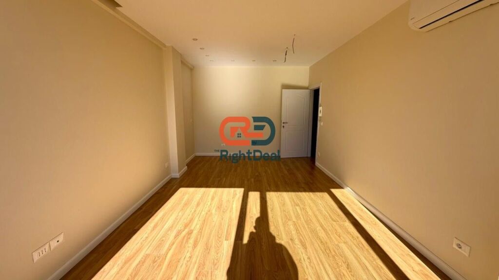 Tek Komuna E Parisit, Prane Cristal Center Shitet Apartament 1+1 Ideal Per Investim !