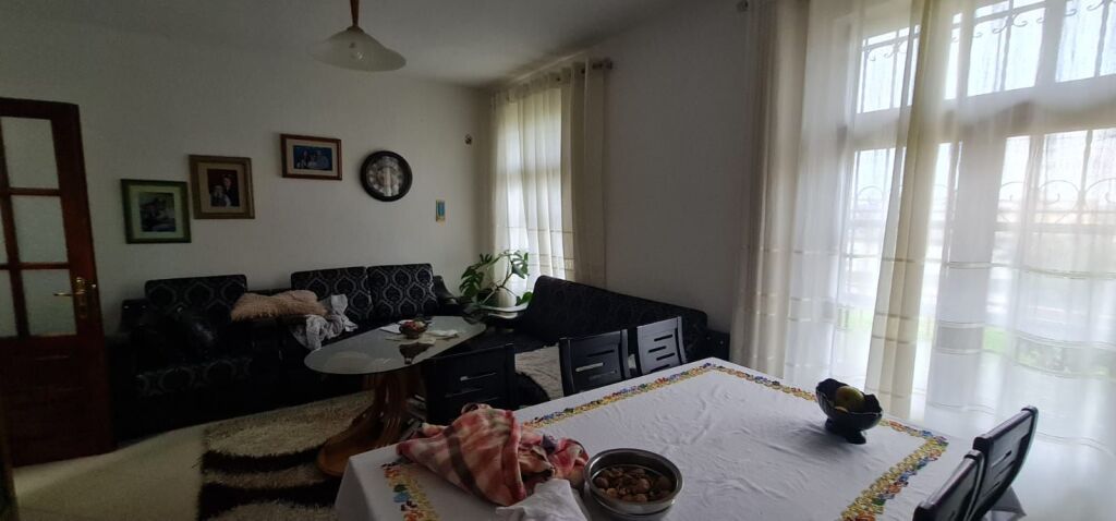 Kafja rremes , kati1 i viles me qera