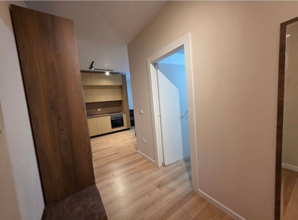 2+1,i mobiluar te foleja e gjelber,zog i zi,900 euro me taksa