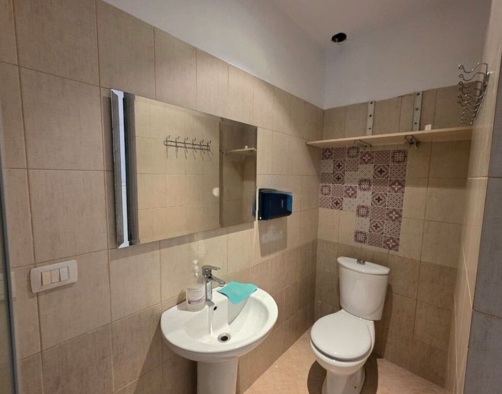 Shitet njesi komerciale buze rruge, Rruga e Dibres