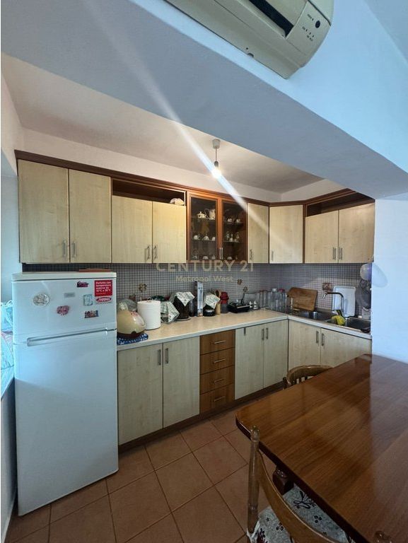 SHITET APARTAMENT 2+1 TEK ISH TREGU ELEKTRIK