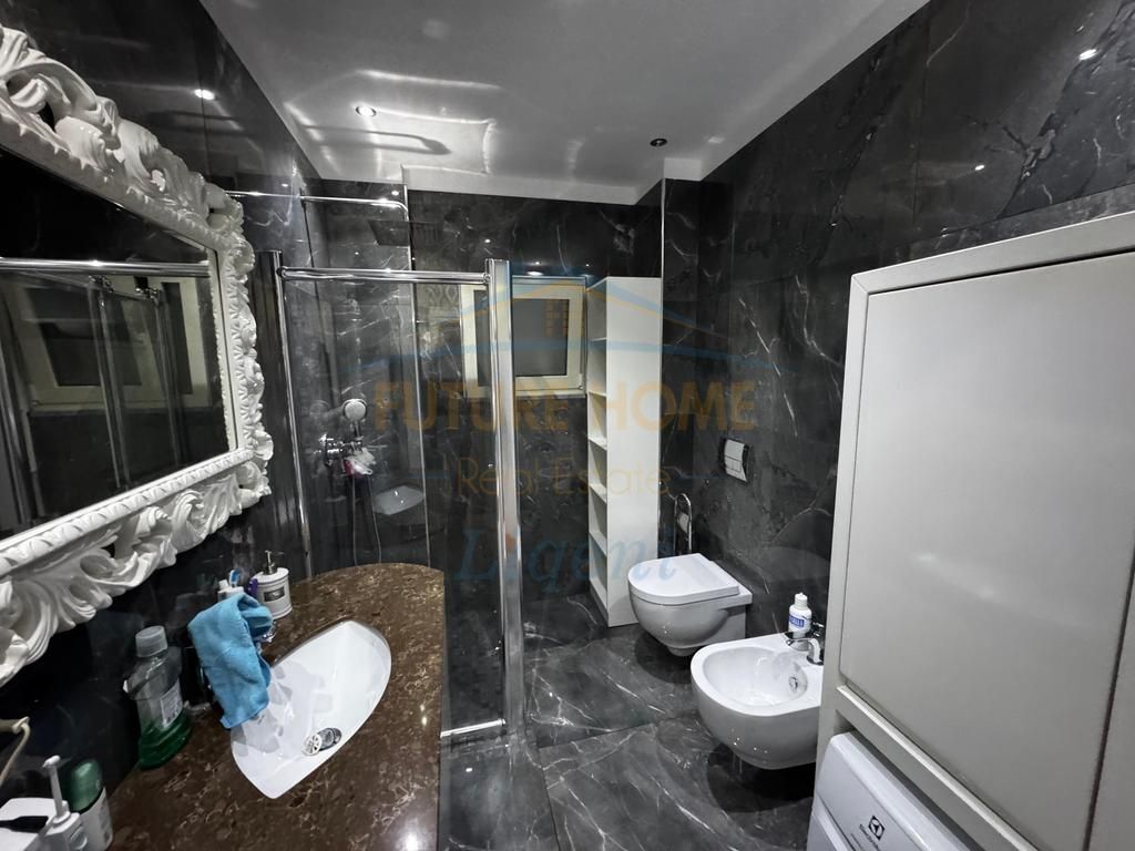 Shitet apartament 3+1+2 Liqeni i Thate