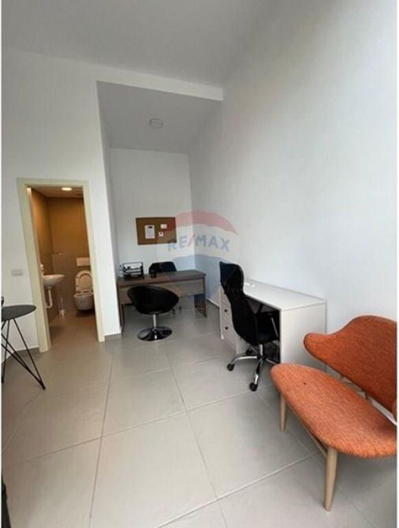 Negozio in affitto in Via Barricade, Tirana