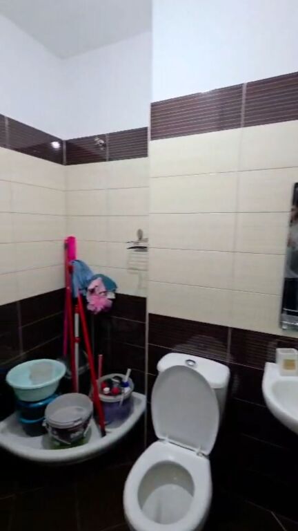 Astir , 2+1+2wc per qera bosh