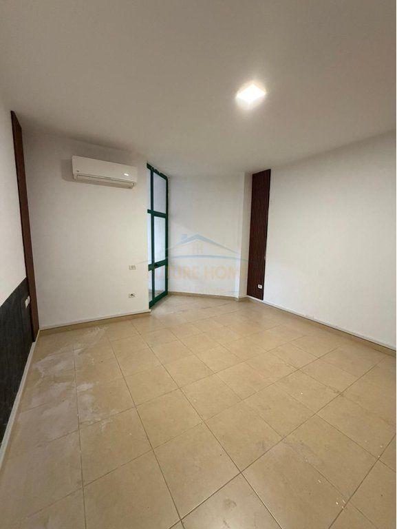 Shitet, Apartment 2+1, Rruga e Kavajës, Tiranë.