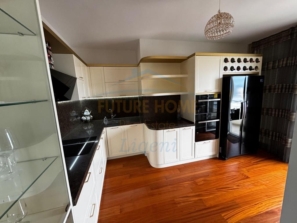 Shitet apartament 3+1+2 Liqeni i Thate