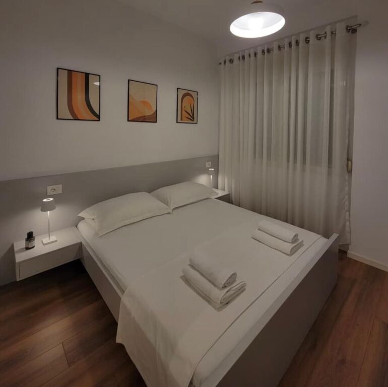 super apartament me qira tek rruga e Durresit