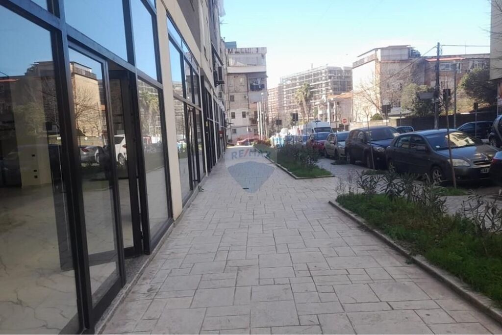 JEPET ME QIRA AMBIENT - ISH PARKU I AUTOBUZAVE