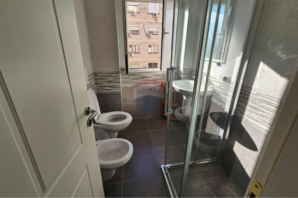 Jepet me qera Apartament 3+1+2 tek Garda ✨