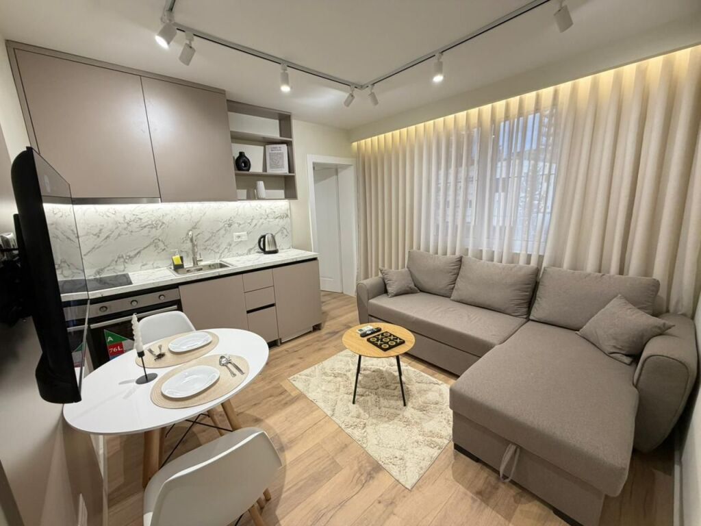 🏢 Shiten 2 Apartamente 1+1 (të ndara, shiten bashkë) 📍 Kryqëzimi i 21 Dhjetorit, Tiranë💶 Çmimi: 200.000 € (të dyja bashkë)