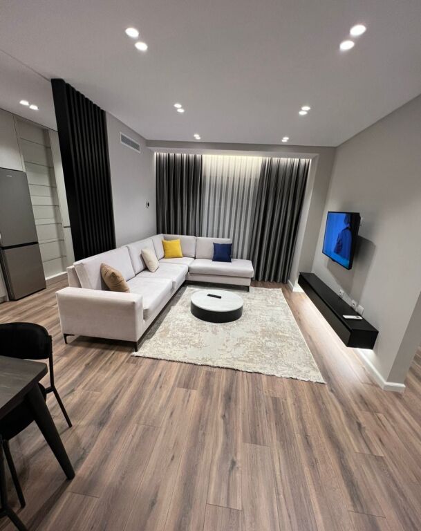 2+1,i mobiluar luks,te fushe e aviacionit,cmimi 700 euro