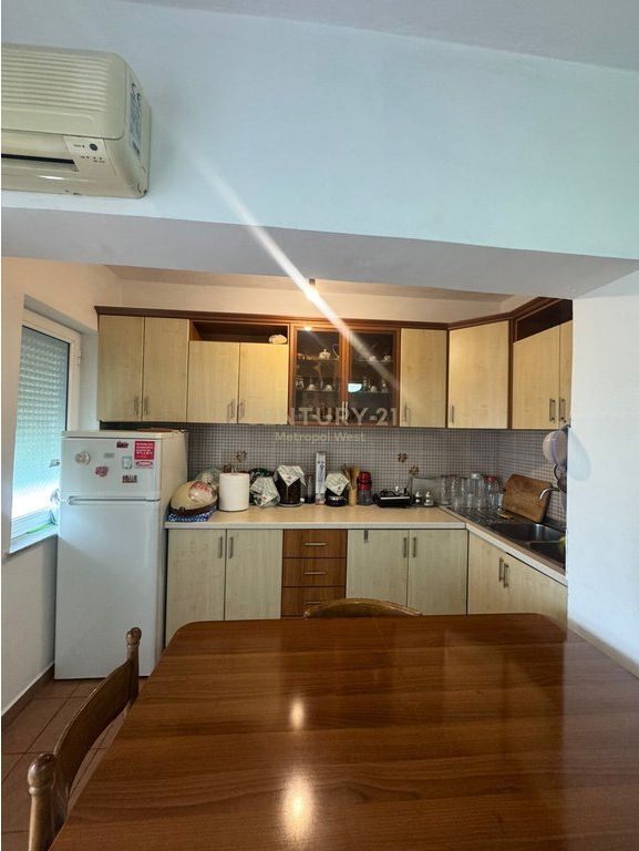 SHITET APARTAMENT 2+1 TEK ISH TREGU ELEKTRIK