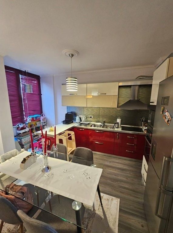 Prane Liqenit artificial i Tiranes- Apartament Modern 2+1+2 me Qira