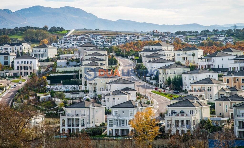 WE SELL LUXURY VILLA ROLLING HILLS