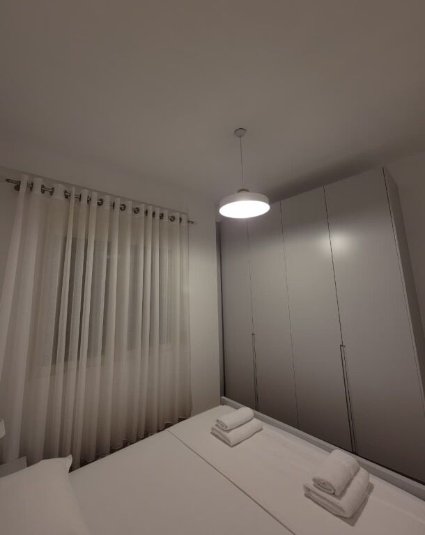Jepet me Qira Apartament 1+1 tek Rruga e Durrësit !