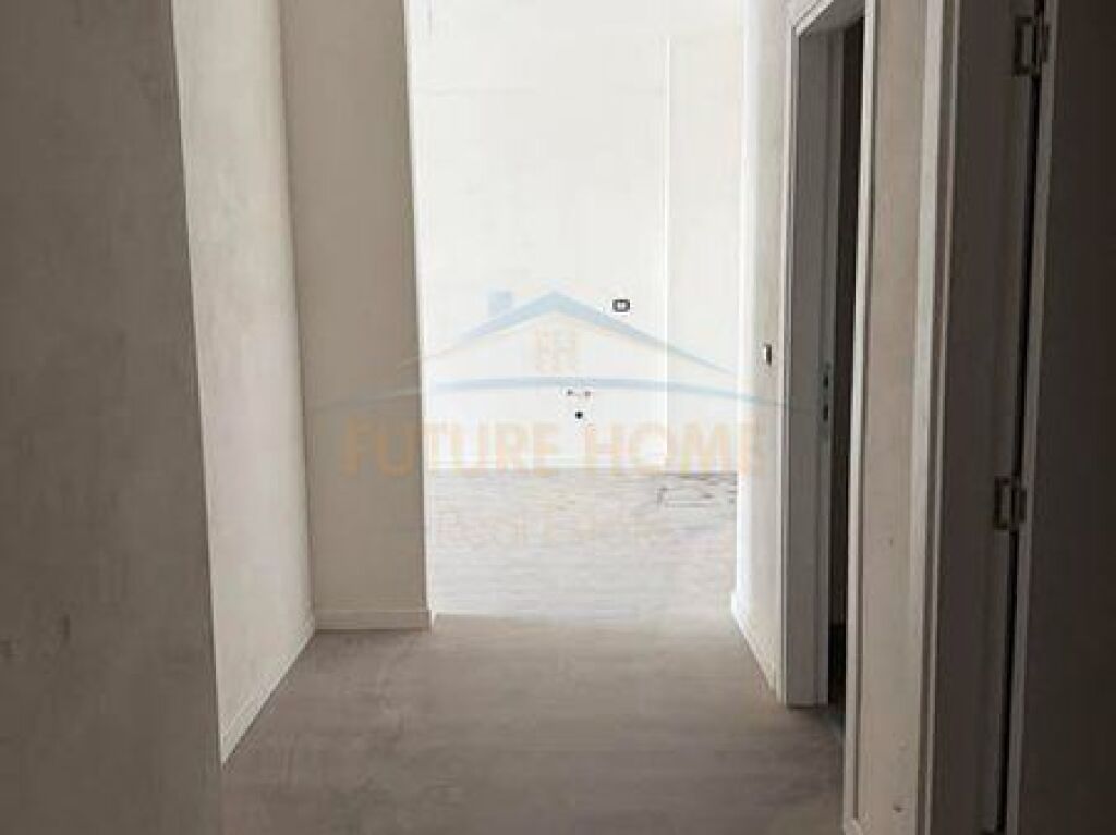 Shitet apartament 2+1+2+post parkimi Fusha e Aviacionit