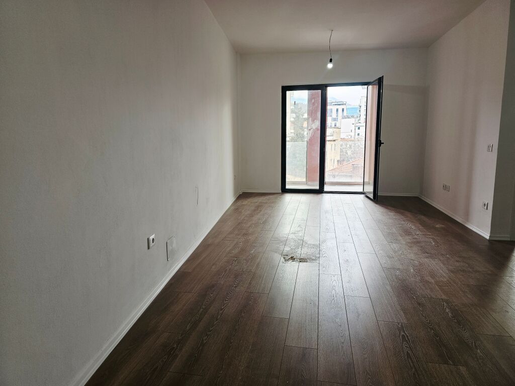 Zyre me Qira ne Rr. Kavaje Galeri Roma