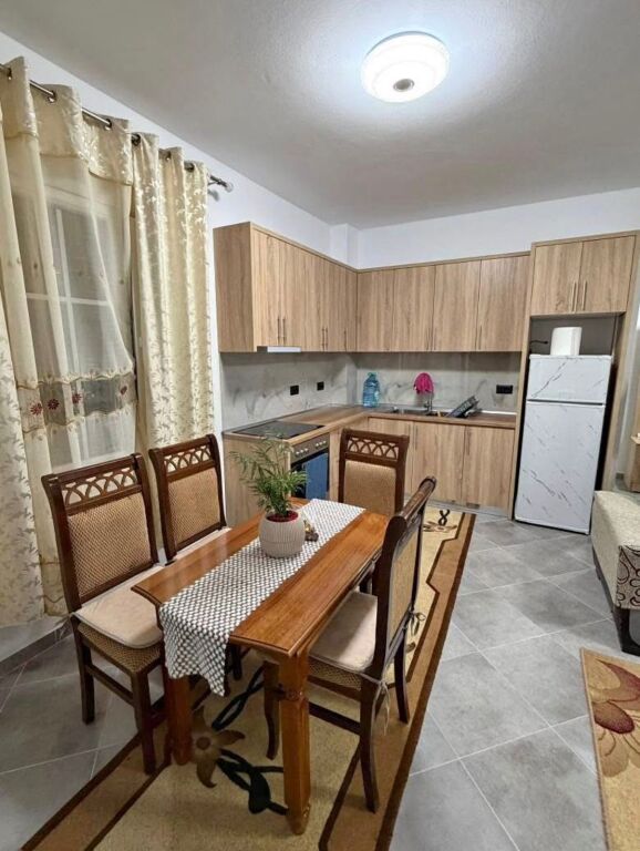 apartament 2+1 , 300 mi lek ne muaj afer shkolles neim babameto ne qender spitalle