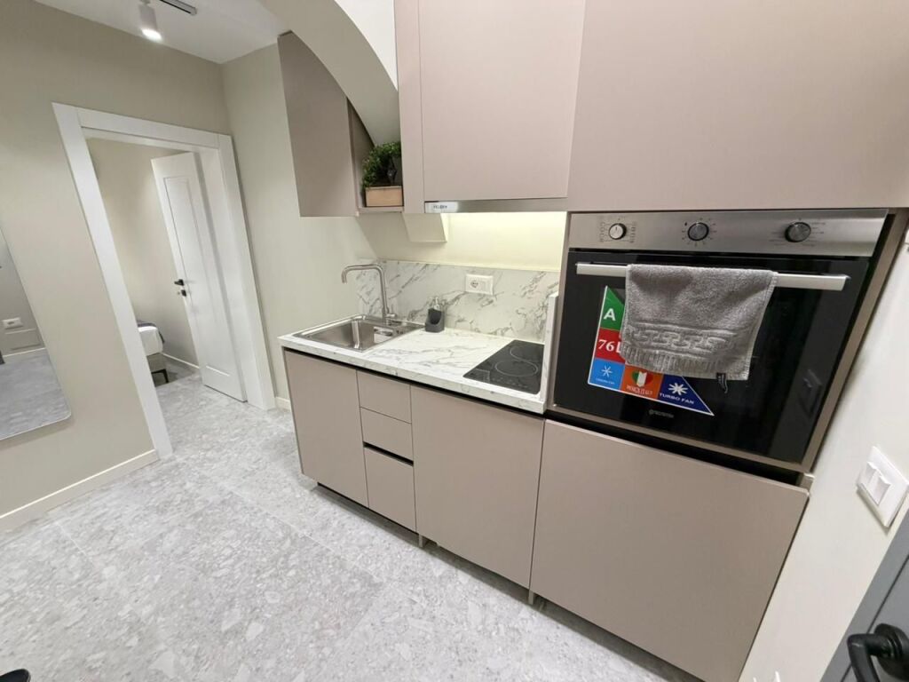 🏢 Shiten 2 Apartamente 1+1 (të ndara, shiten bashkë) 📍 Kryqëzimi i 21 Dhjetorit, Tiranë💶 Çmimi: 200.000 € (të dyja bashkë)