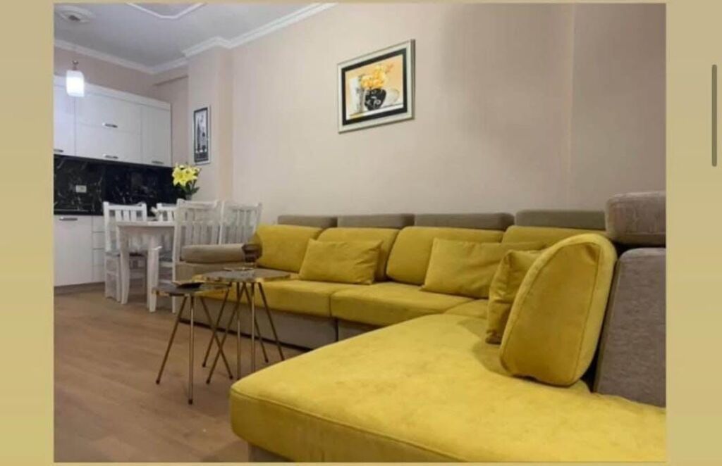 Appartamento 1+ 1 in affitto Pazari Ri 8° piano con vista libera sud ovest! Investito Completamente arredato Vicino al liceo Partizani 600 euro affitto mensile